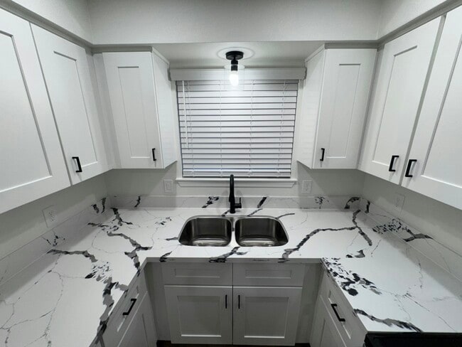 Foto del edificio - 2124 N Glenn Ave