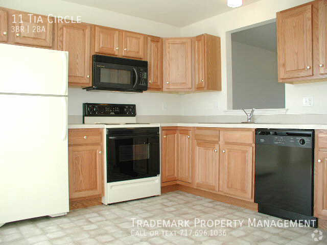 Building Photo - Nice Spacious Town Homee