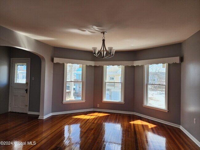 Building Photo - 27 McClellan St