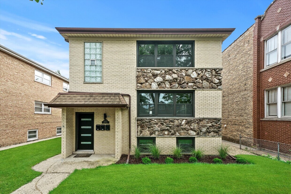 Primary Photo - 5129 W Carmen Ave