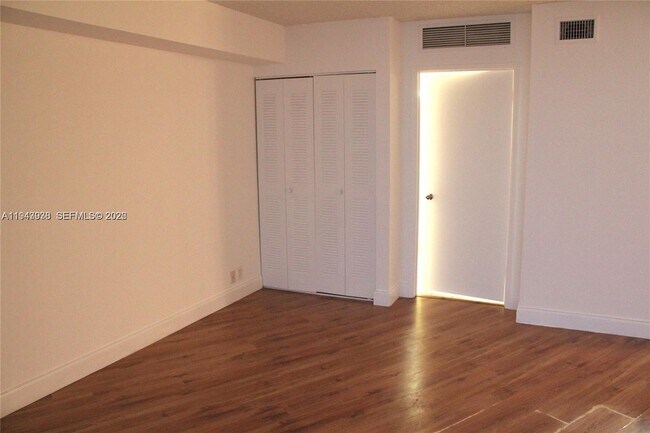 Foto del edificio - 3300 NE 191st St