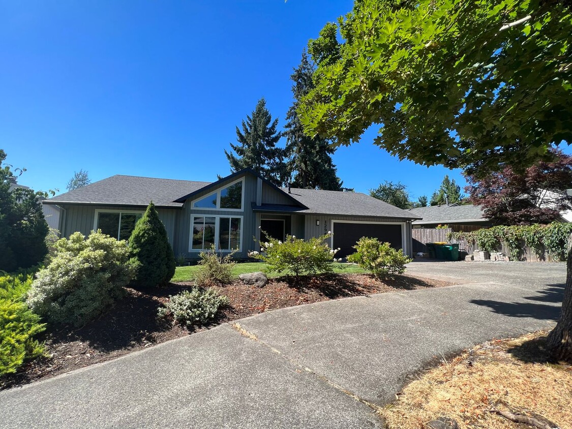 Foto principal - Beautiful, modern 3BD/2BTH home in Beaverton