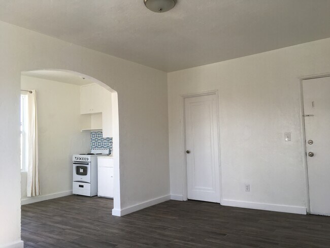 Área de estar NE - 240 NW 8th Ave