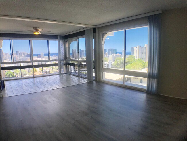 Building Photo - Royal Vista- Renovated 2 Bedroom, 2 Bathro...