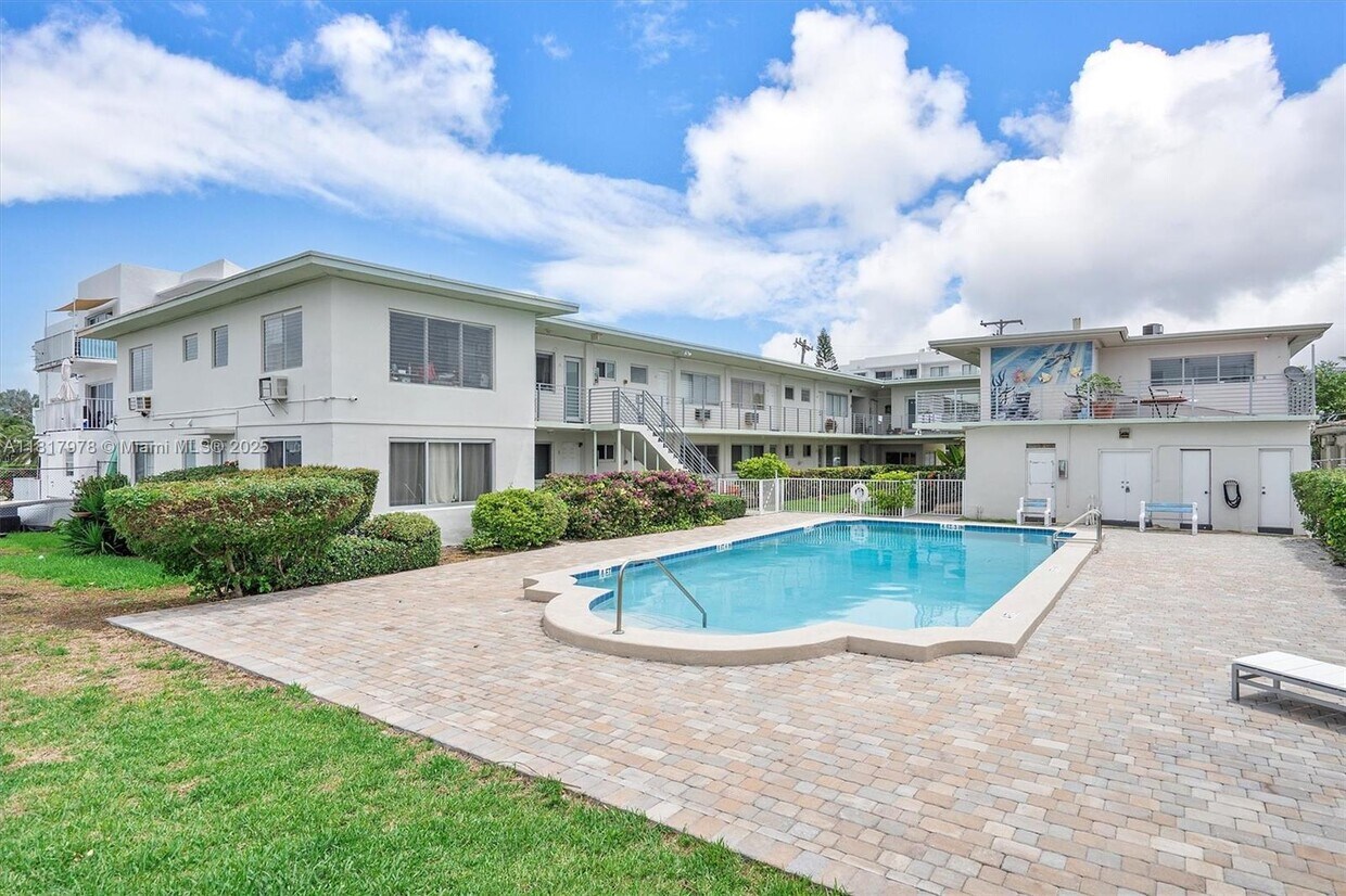 Primary Photo - 2250 Bay Dr
