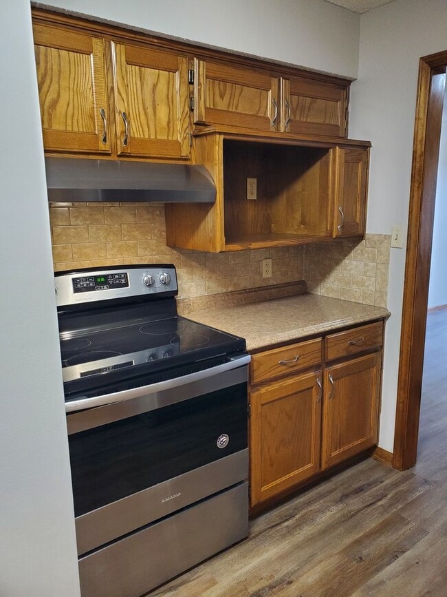 Building Photo - Beautiful, updated and large 2BR, 1BTH Apt