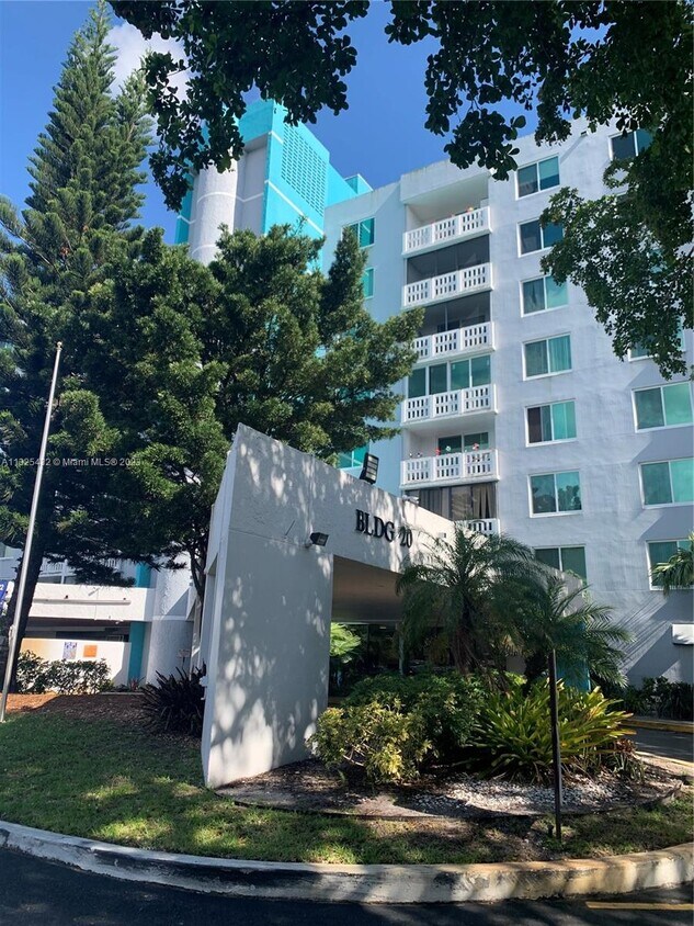 919 Hillcrest Dr Unit 210, Hollywood, FL 33021 Condo for Rent in