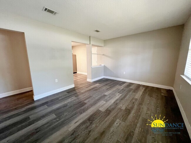 Building Photo - 3 Bedroom Home with Custom Details and Gre...