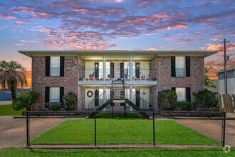 Fourplex Close to Everything - Hollock Square