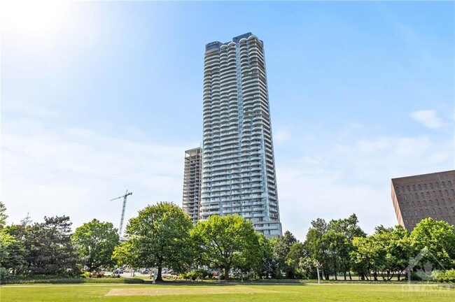 Building Photo - 805 Carling Av