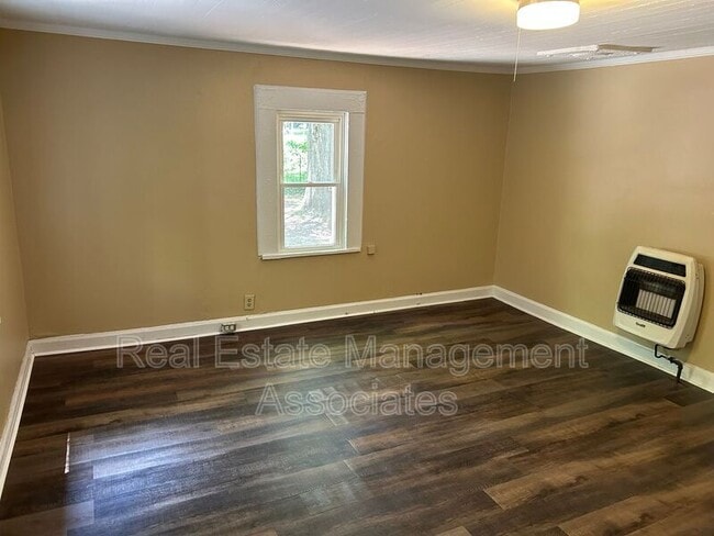 Building Photo - 308 E Brooks Ave