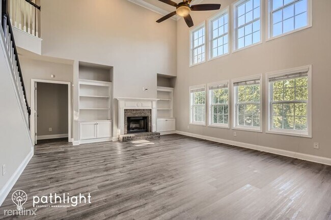 Building Photo - 5 br, 4.5 bath House - 4212 Crestwood Bend...