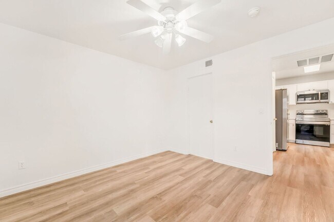 Building Photo - Move-in Ready 2-Bed Condo!