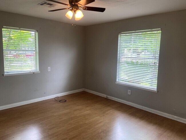 Foto del edificio - 5837 Perry Ln
