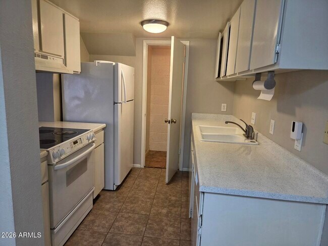 Foto del edificio - 3213 W Royal Palm Rd