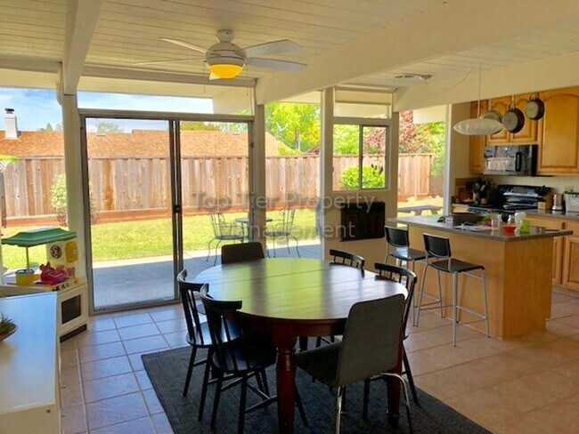 Foto del edificio - Popular Eichler model 4 Bed / 2 Bath / 1,742 Sqft Walnut Creek single-family house in the Rancho ...