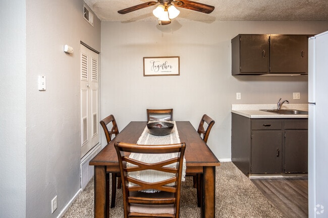 2BR, 2BA - 900 SF - Country Estates at Morningside