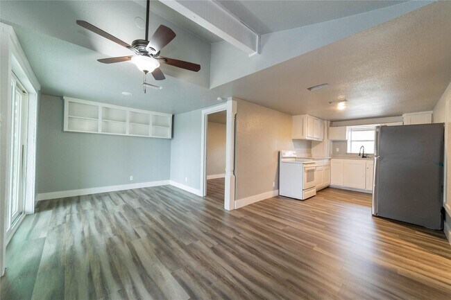 Foto del edificio - RARE RENTAL OPPORTUNITY ACROSS FROM LAKE WORTH