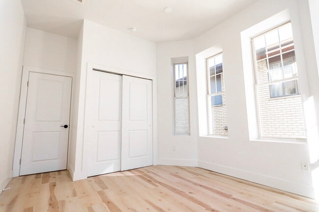 Building Photo - 2159 Linwood Ave