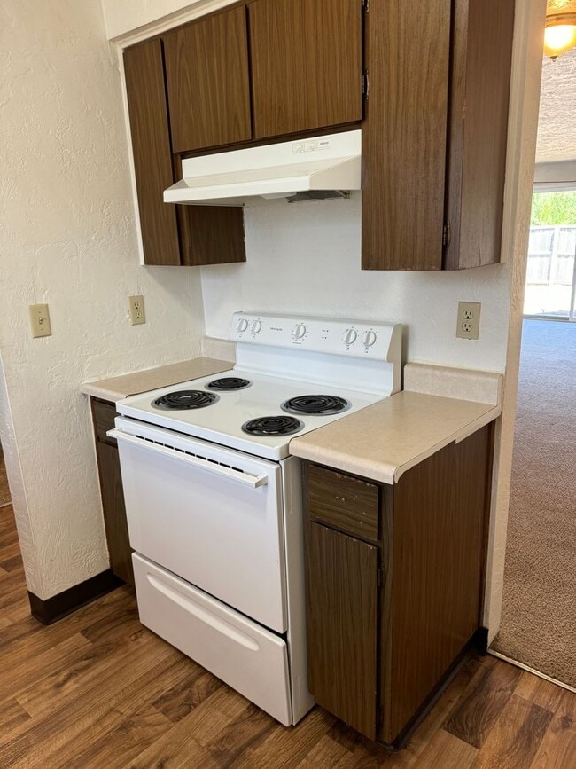 Building Photo - 3 bedroom 1.5 bathroom duplex