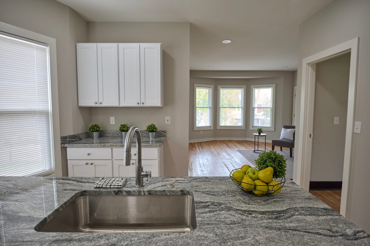 Kitcnen/Living - 644 Marston St