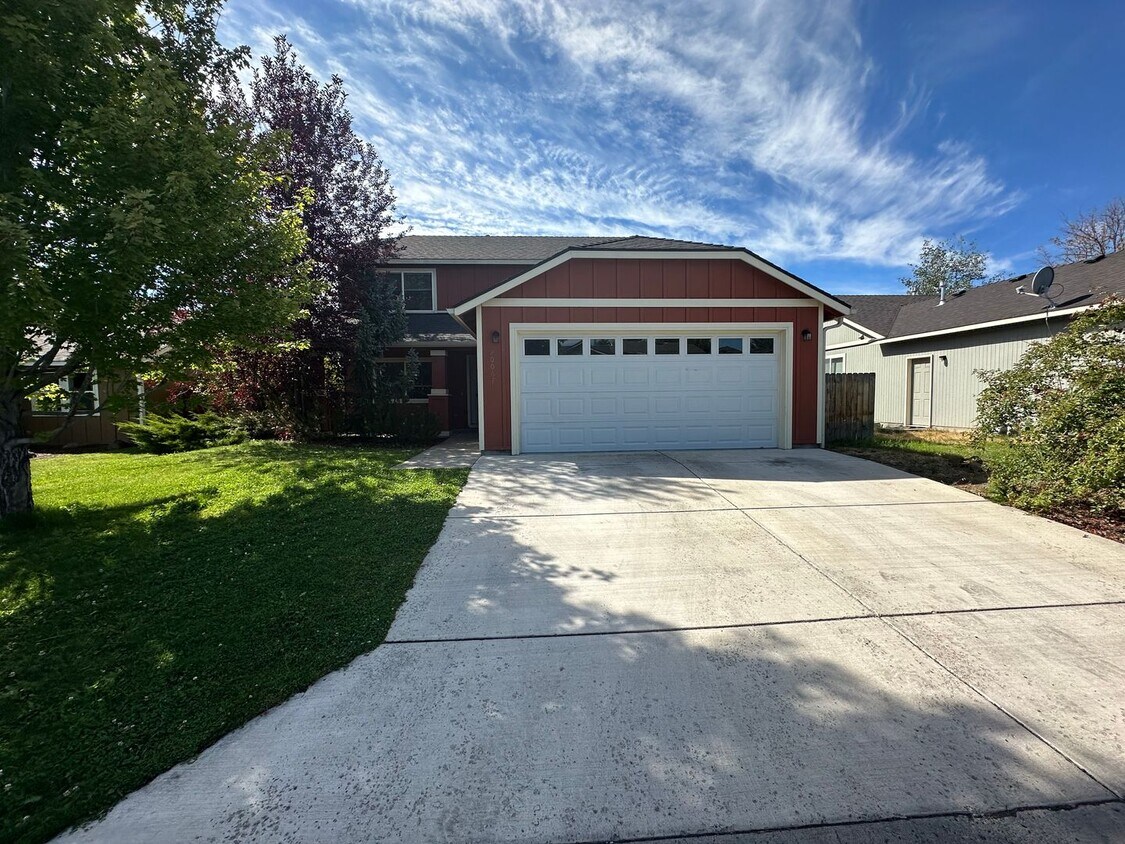 Foto principal - SW Bend House Near the Old Mill District, 4 Bdrms, 2.5 baths, A/C, Office/den, Dbl. Garage