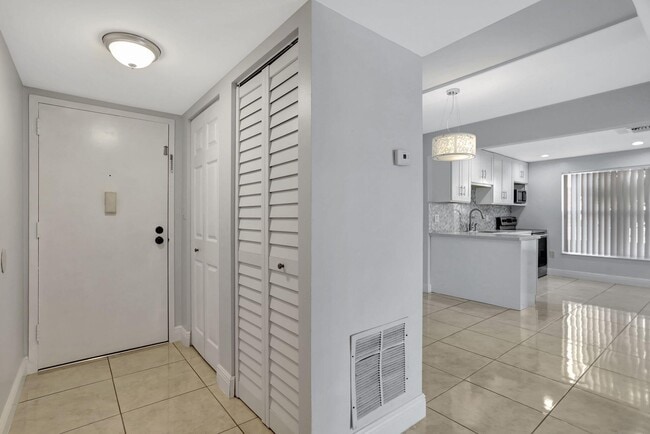 Building Photo - 4156 Inverrary Dr