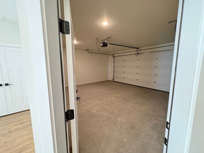 Building Photo - Brand New Home Avalible