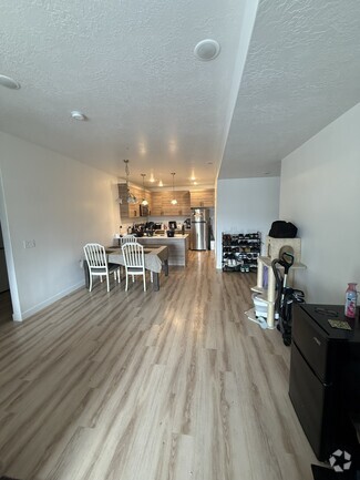 Building Photo - 1121 W 250 S