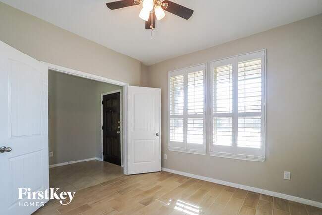 Foto del edificio - 5510 Glenfield Spring Ln