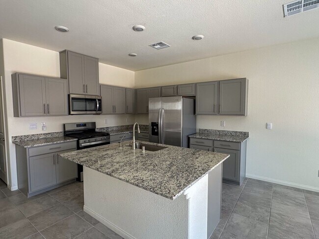 Building Photo - 4 Bedroom Single Family Home