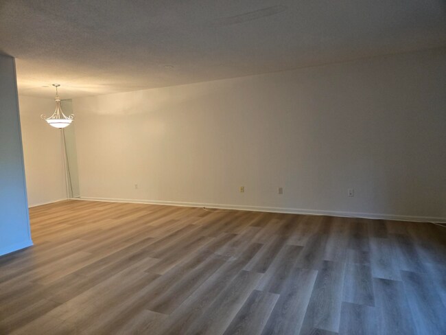 Foto del edificio - 7520 Cahill Rd