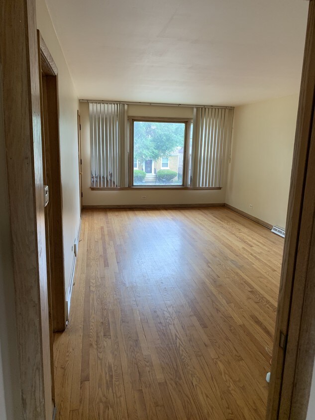 Living room 12 x 20 - 12210 S Michigan Ave