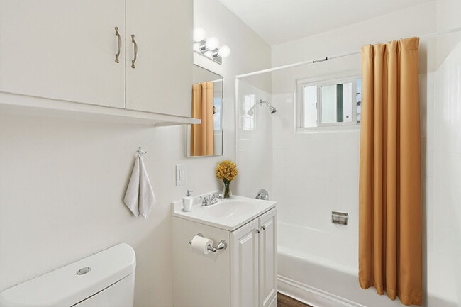 Building Photo - Crenshaw Manor