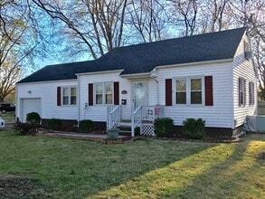 Building Photo - 2801 Faircourt St