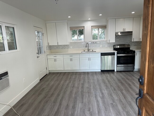 living/kitchen - 111 W Claremont St