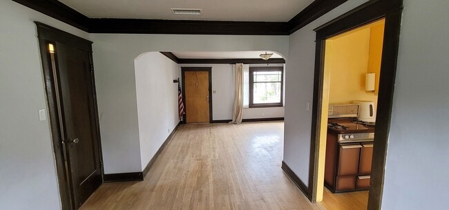 Building Photo - Glendale Awaits You