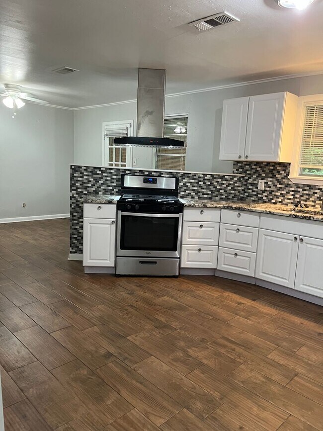 Foto del edificio - Gorgeous..Remodeled !