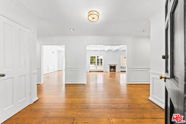 Building Photo - 221 N Saltair Ave