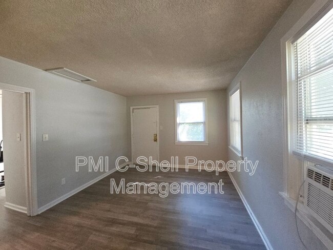 Foto del edificio - 210 N Pinewood Ln