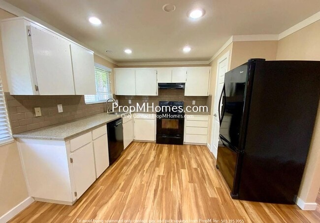 Building Photo - Charmingly Updated Three Bedroom Home in South Hillsboro!