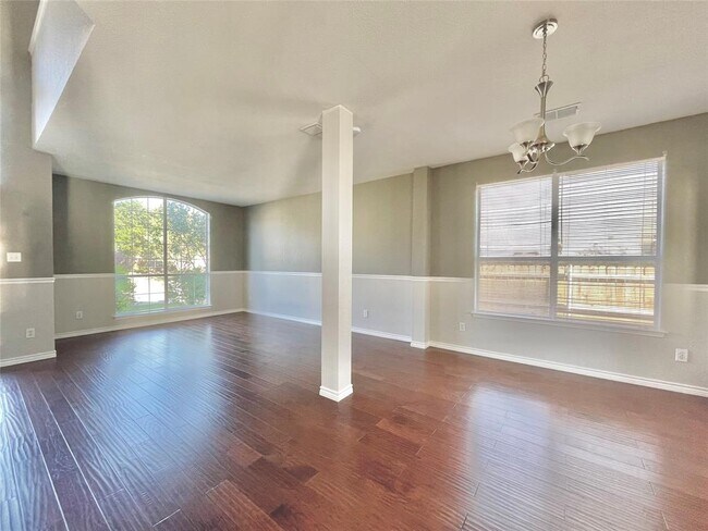 Building Photo - 2211 Savannah Dr