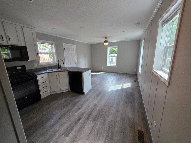 Building Photo - 16 Thomas Ln Building Photo - 16 Thomas Ln