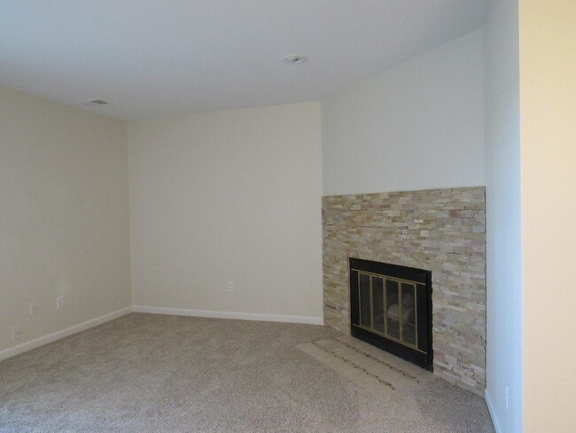 Building Photo - Remodeled Townhome!