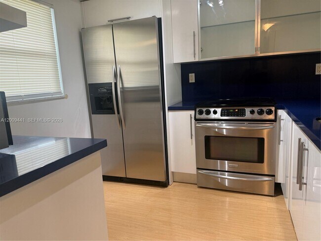 Foto del edificio - 100 Edgewater Dr