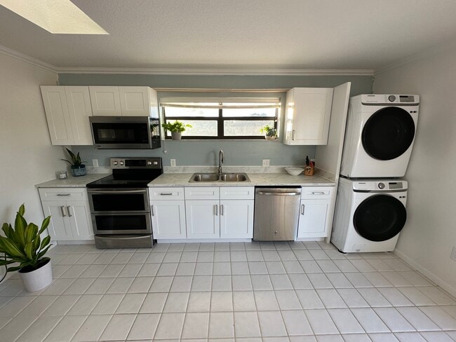 Foto del edificio - 2945 68th St N