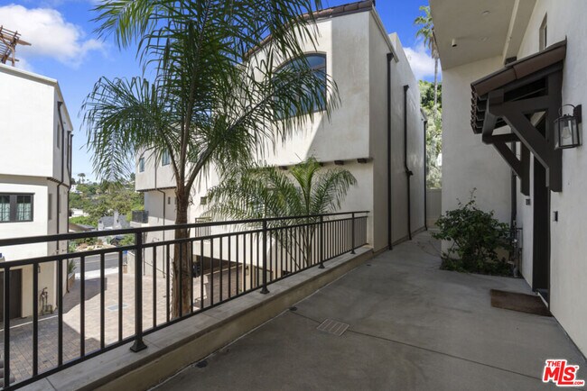 Building Photo - 738 Parkman Ave