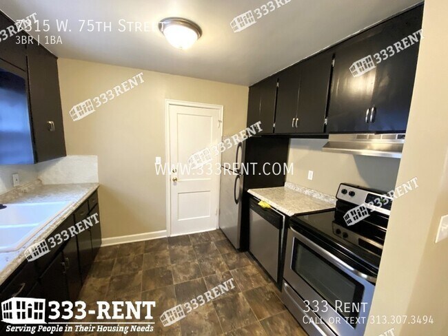 Building Photo - Three Bedroom Home with Plenty of Entertai...