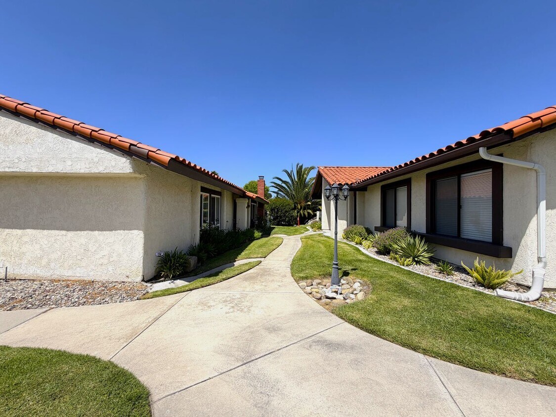 Foto del edificio - Beautifully Updated Vandenberg Village Townhome