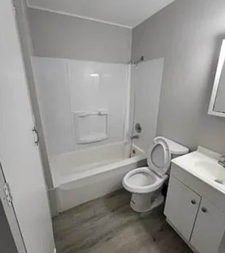 Building Photo - Available November 2025. 3 bedroom, 1 bath...